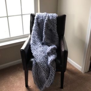 Knitted chunky trendy blanket grey